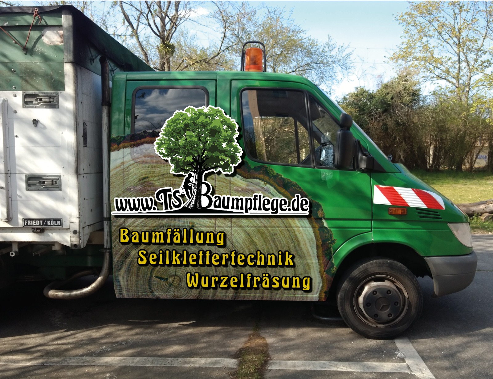 Arbeitsfahrzeug von TS Baumpflege vor Ort beim Einsatz