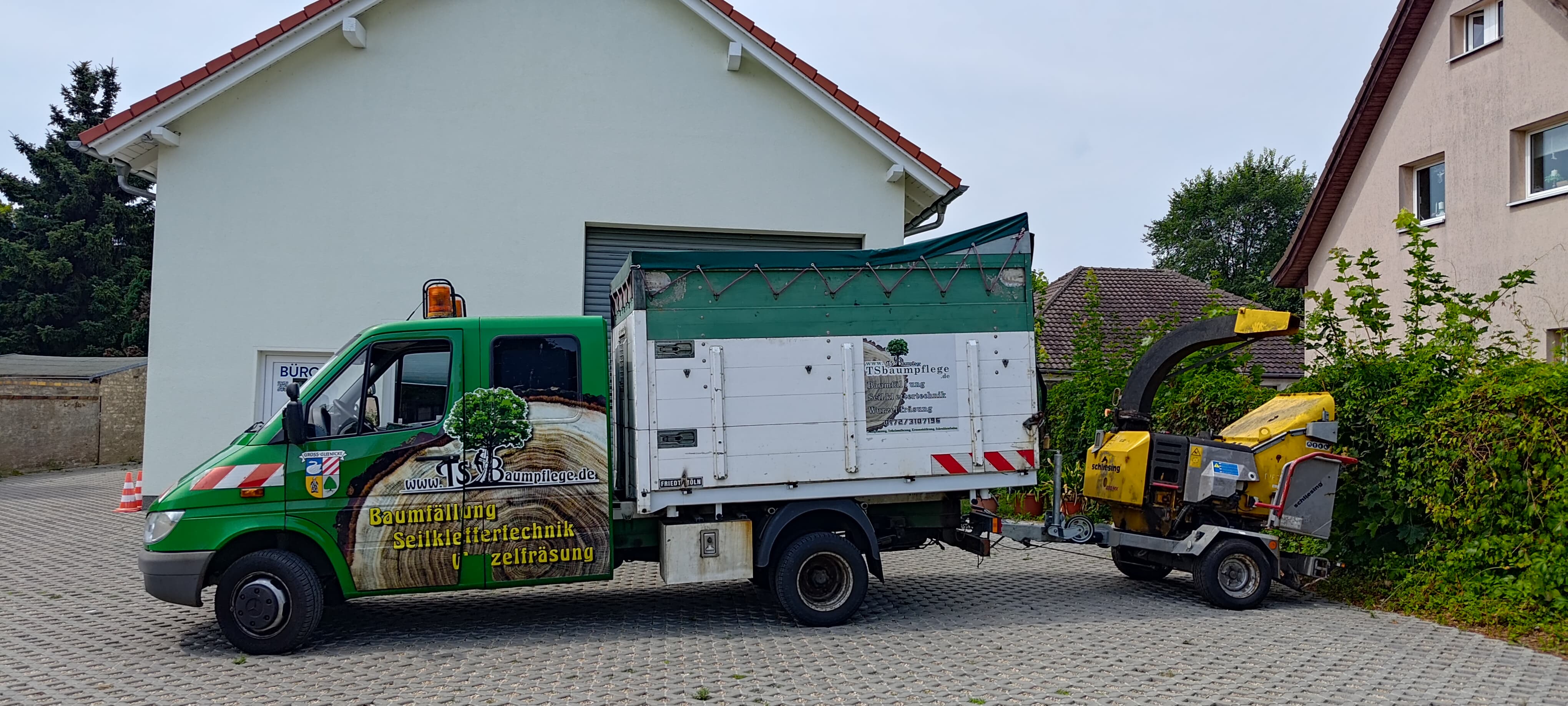 Transporter mit Häcksler von TS Baumpflege